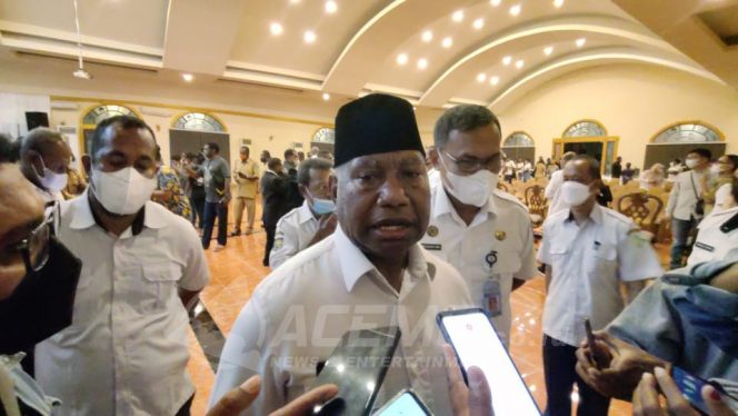
 Gubernur Dominggus Mandacan Minta Masyarakat Terima Keputusan Pusat Terkait Pejabat Carateker
