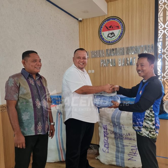 
 Guru dan Siswa SMA Taruna Kasuari Nusantara Dapat Bantuan Seragam dan Sepatu Olahraga