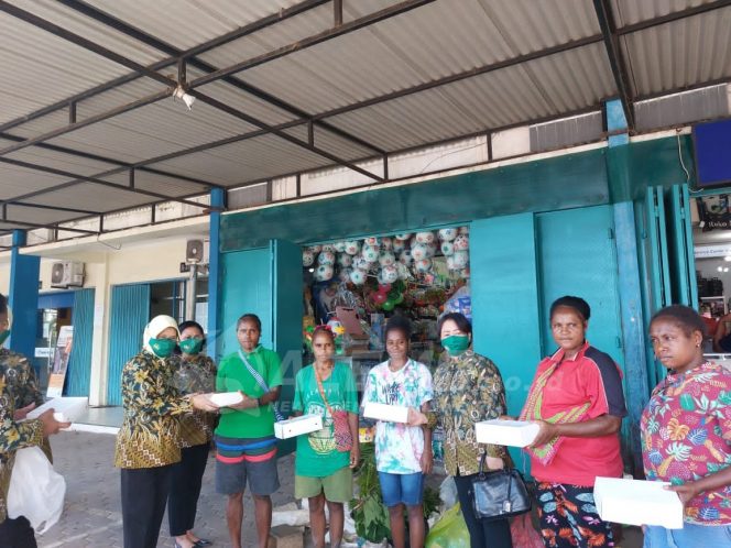 
 Peduli dan Wujud Syukur, IAD Papua Barat Berbagi ke Pedagang Mama-Mama Papua