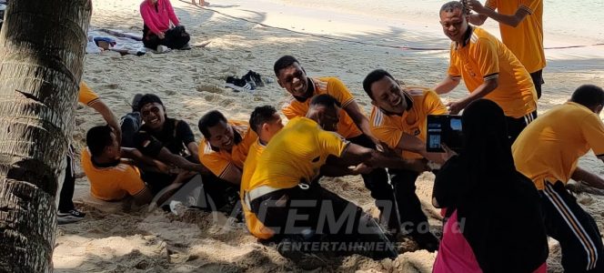 
 Tingkatkan Semangat Personelnya, Polres Manokwari Gelar Jalan Santai dan Refreshing di Pantai Pasir Putih