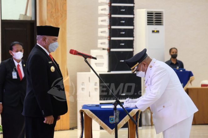 
 Paulus Waterpauw Lantik Engelberthus Gabriel Kocu Sebagai Pj. Bupati Tambrauw