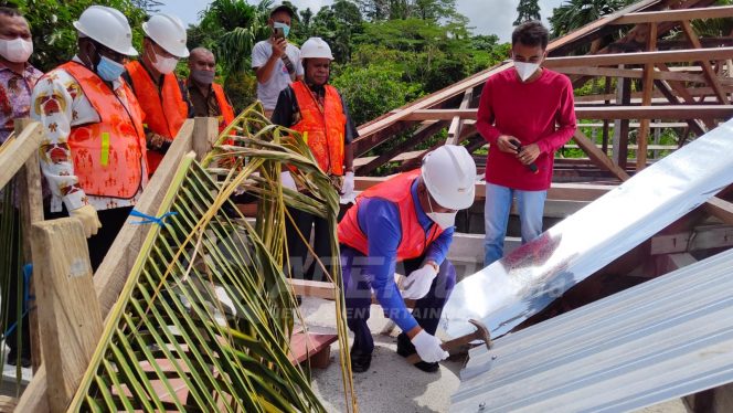 
 Gubernur Dominggus Pasang Atap Pastori dan Letakan Batu Pertama Gedung Sekolah Minggu Jemaat GKI Mara Masni