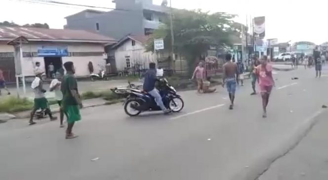 
 Diduga Hilang Kendali Sopir Hilux Tabrak Dua Pengendara Motor di Jalan Baru