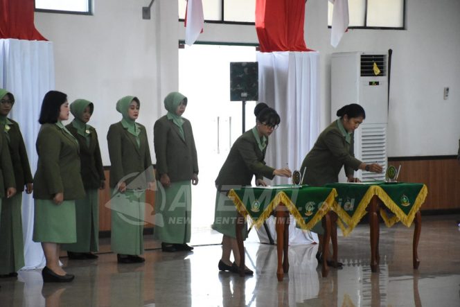 
 Ketua Persit KCK Daerah XVIII/Kasuari Melepas 3 Pengurus Persit