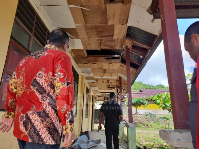 
 Prihatin Bangunan SMPN 10 Rusak Parah, Waket 1 DPRD Manokwari Janji Dorong Pemda Untuk Renovasi