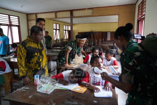 
 Pangdam XVIII/Kasuari : Pengentasan Buta Aksara Jadi Tugas Bersama Untuk Pastikan Kehidupan Bangsa Tetap Baik
