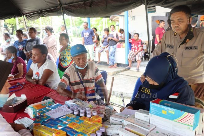 
 Sambut HUT Bhayangkara ke-76, Polres Manokwari Gelar Bhakti Kesehatan di Kampung Abasi