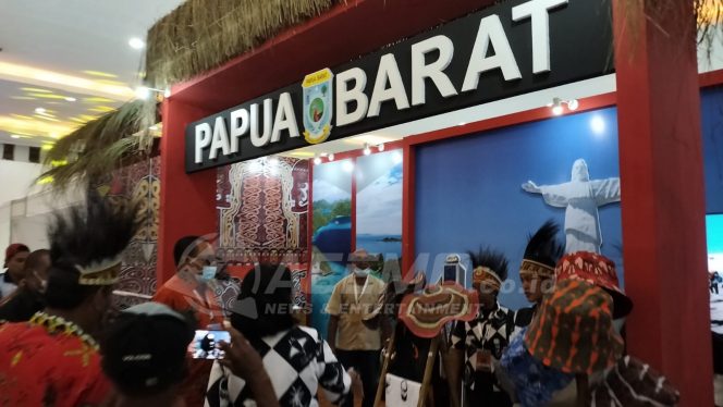
 Pengunjung Serbu Stand Pameran Kontingen Pesparawi Papua Barat di Jogja Expo Center