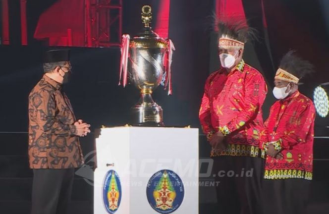 
 PJ Gubernur Papua Barat Serahkan Piala Bergilir Pada Pembukaan Pesparawi Nasional XIII