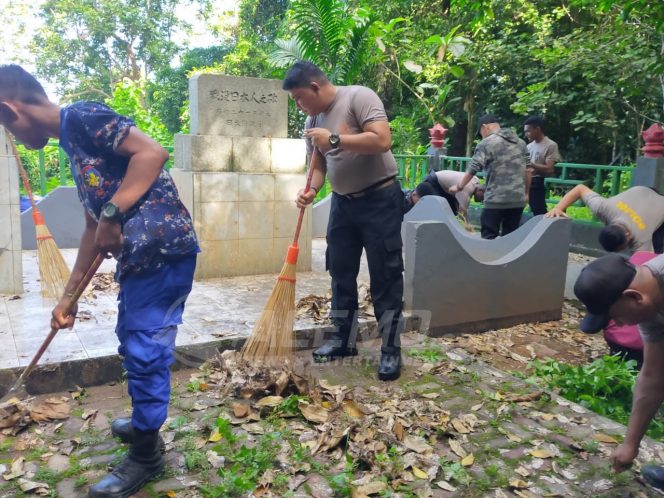 
 Rangkaian HUT Bhayangkara ke 76, Polres Manokwari Bersihkan Areal  Situs Tugu Jepang