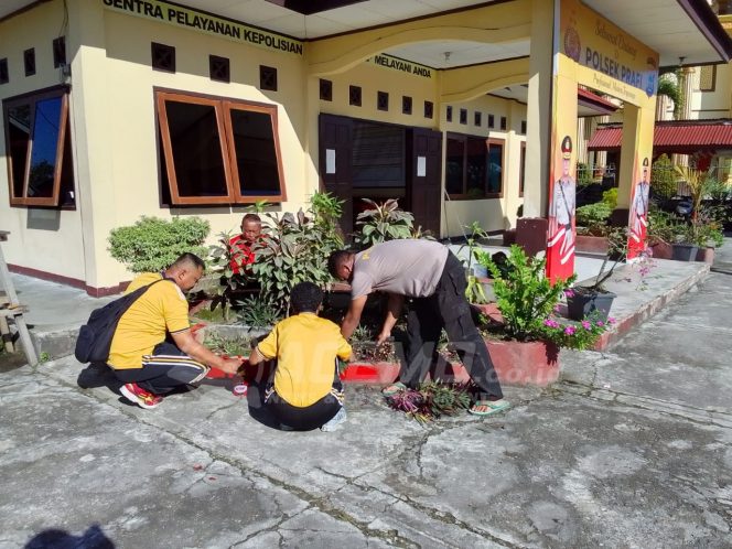 
 Sambut HUT Bhayangkara, Polsek Prafi Laksanakan Kerja Bakti Di Lingkungan Kantor dan Tempat Ibadah