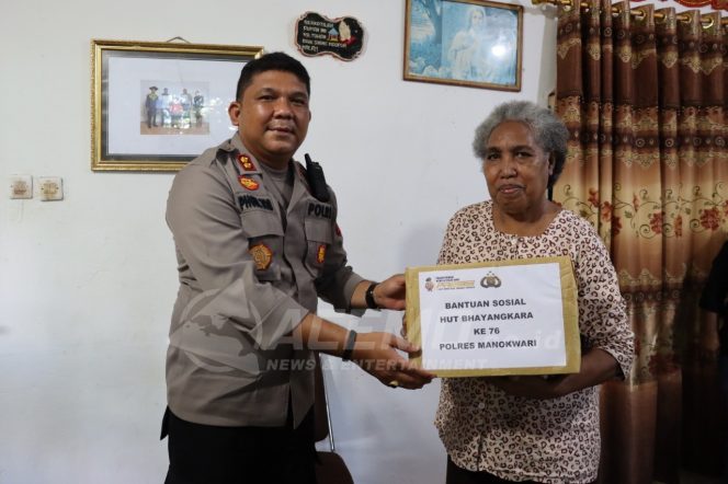 
 HUT Bhayangkara ke-76, Polres Manokwari Kunjungi Purnawirawan Polri dan Warakawuri