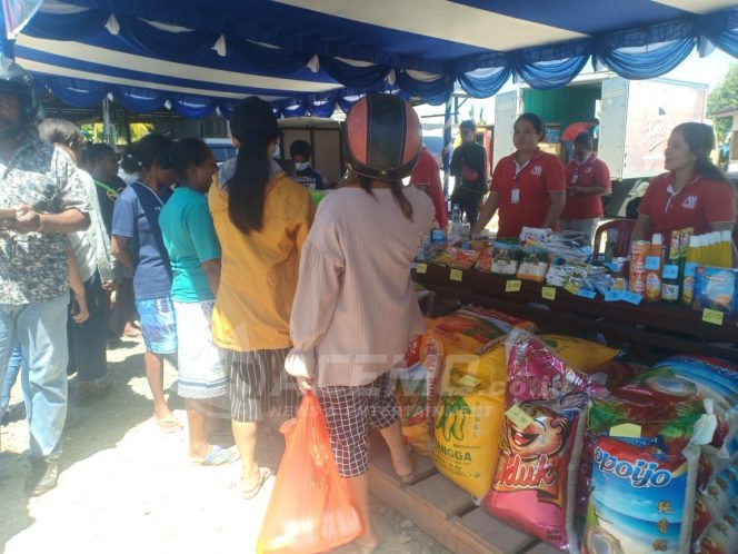 
 Warga Antusias Datangi Pasar Murah HUT Bhayangkara di Mapolres Manokwari
