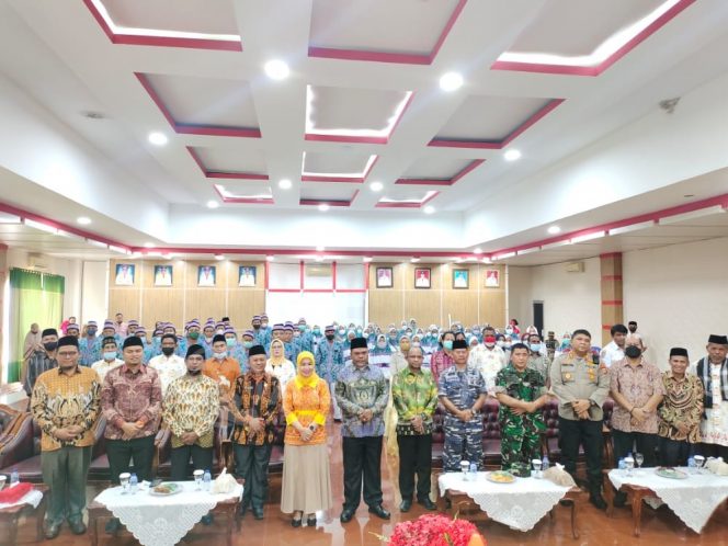 
 Bupati Hermus Indou Lepas 81 Jamaah Haji Manokwari