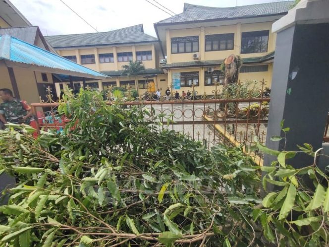 
 Tak Lolos Seleksi PPDB Online, Orang Tua Siswa Palang SMAN 2 Manokwari 