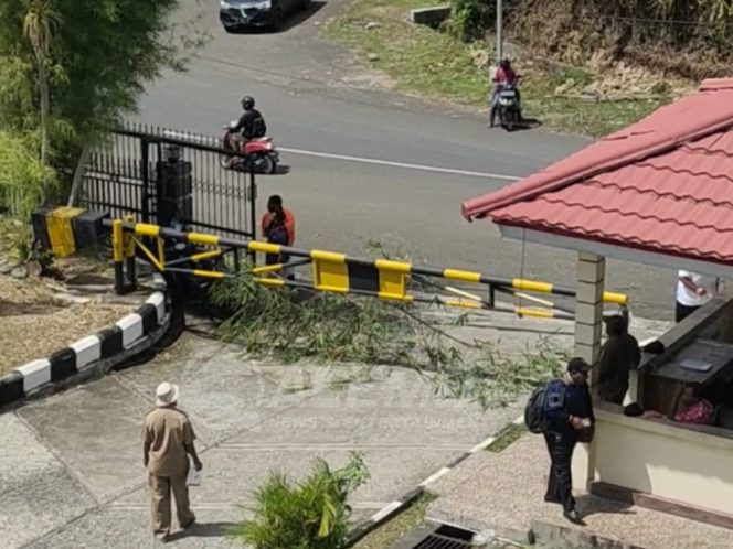 
 Tuntut Pengembalian Uang Dari Bagian Kesra, Sejumlah Warga Palang Kantor Bupati Manokwari.