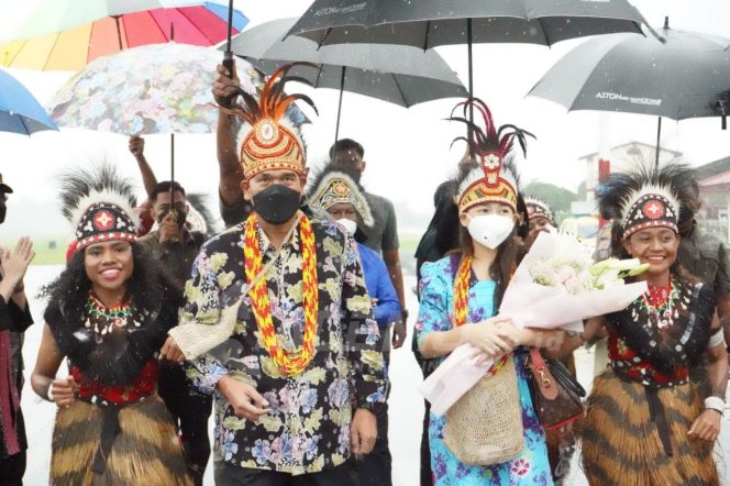 
 Prosesi Adat Arfak Sambut Kedatangan Kapolda Papua Barat Irjen Pol Daniel Silitonga