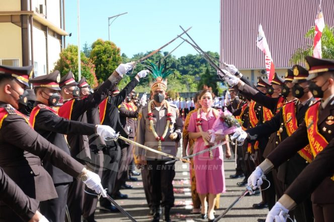 
 Tiba di Mapolda Papua Barat, Kapolda Irjen Pol Daniel Silitonga Disambut Tradisi Pedang Pora
