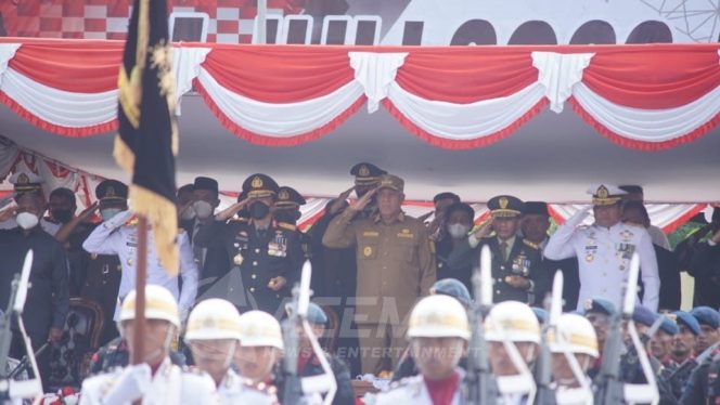 
 Kapolda bersama Pj. Gubernur dan Forkopimda Papua Barat Saat Mengikuti Upacara Secara Virtual yang Dipimpin Presiden Joko Widodo