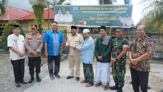 
 Pemprov PB dan Pemkab Manokwari Serahkan Hewan Kurban di Wapramasi