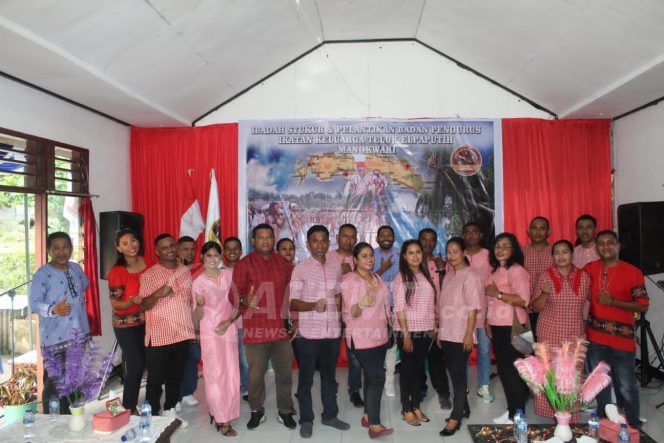 
 Romer Tapilatu Lantik Pengurus Teluk Elpaputih Kab. Manokwari