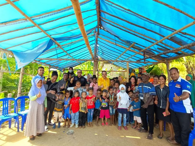 
 Kunjungi Kampung Rowrow, Anggota DPR RI Robert Kardinal Akan Dorong Bantuan Untuk Sekolah Darurat