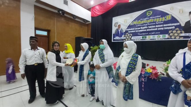 
 Hj. Suryati Faisal Serahkan Bantuan 250 Set Rebana ke Majelis Taklim Se Manokwari