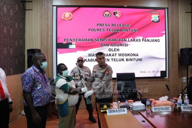
 Kapolda Papua Barat Apresiasi Warga Moskona Serahkan Senpi Rakitan dan Amunisi