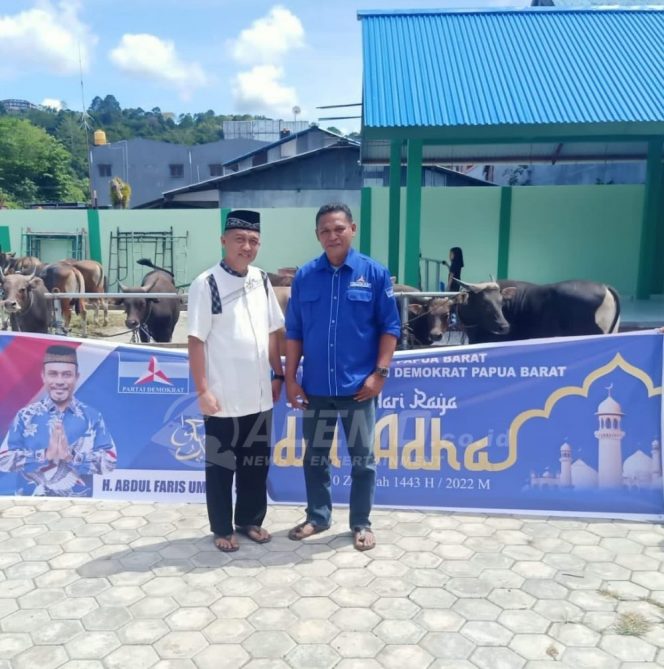 
 Ketua DPC Partai Demokrat Kab. Manokwari Mondry Yulians Wattimena Turut Menyerahkan Bantuan Hewan Qurban dari Ketua DPD Partai Demokrat Papua Barat di Masjid Al Falah Wosi Gaya Baru