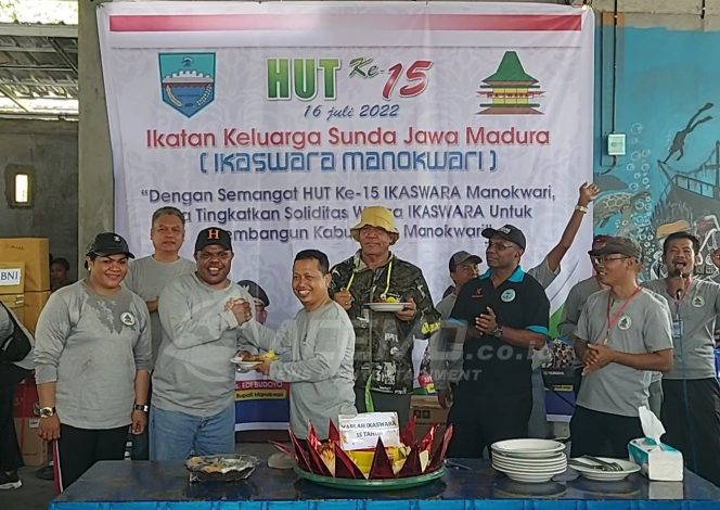 
 Pj Gubernur Papua Barat dan Bupati Manokwari Hadiri HUT ke 15 Tahun Ikaswara
