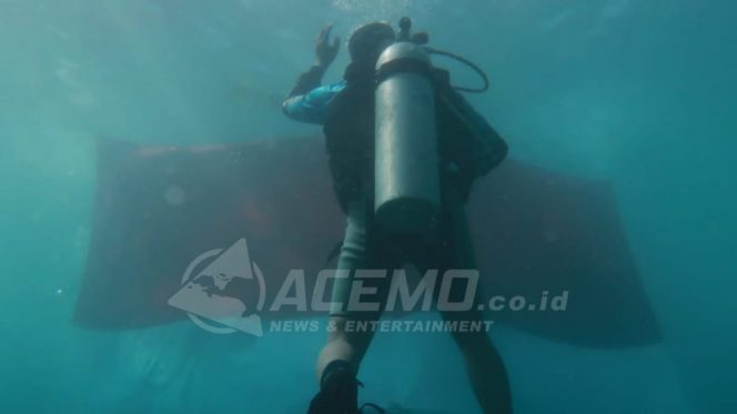 
 Proses Latihan Pengibaran Bendera di Bawah Laut Tim KDC kolaborasi Fasharkan TNI AL
