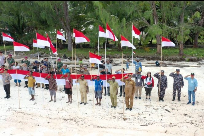 
 Bentangan 77 Meter Bendera Merah Putih dari Pulau Terluar Papua Barat untuk Indonesia