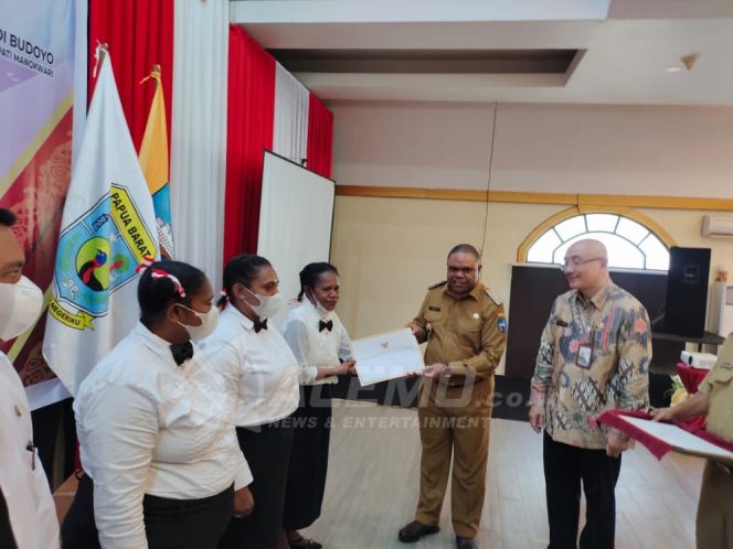 
 545 Guru di Manokwari Terima SK P3K