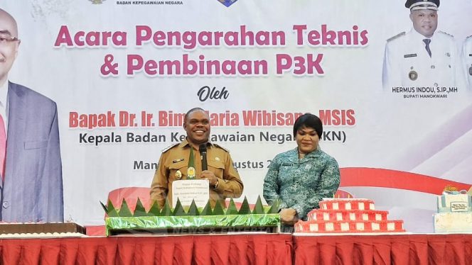 
 Diberi Kejutan Ultah ke-46 Tahun, Ini Harapan Bupati Hermus Indou