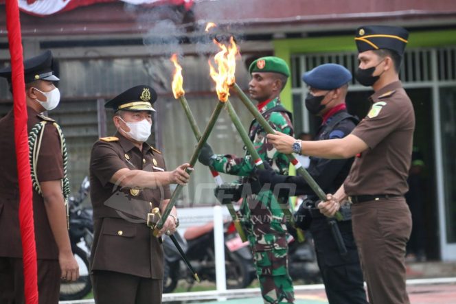 
 Kajati Papua Barat Pimpin Upacara Taptu dan Lepas Pawai Obor HUT ke-77 RI