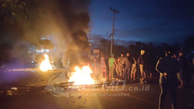 
 Diduga Dipukul Oknum Polisi Pemuda Karang Taruna Swapen Bahari Palang Jalan