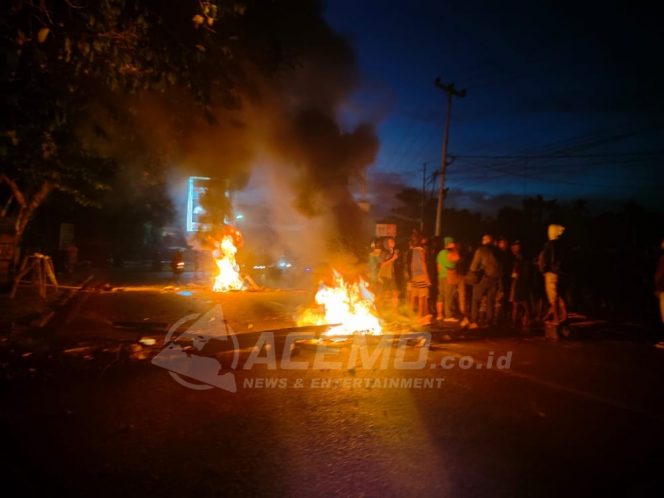 
 Sehari sebelum mediasi, warga Swapen Bahari melakukan pemalangan di Jln Pahlawan, Rabu (24/8/2022) petang. 