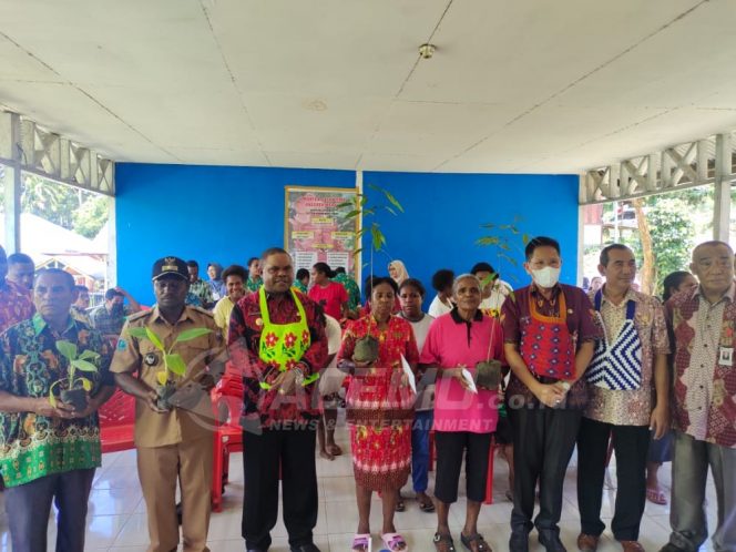 
 Bupati Hermus Indou Serahkan Bibit Pisang dan Genemo Kepada Warga Kampung Ayambori
