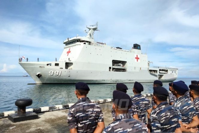 
 KRI dr. Wahidin Sudirohusodo rumah sakit apung di Indonesian timur