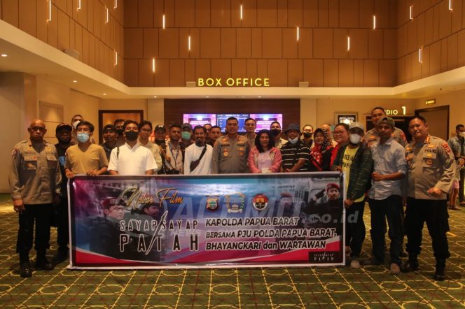 
 Foto Bersama Kapolda Irjen Pol. Daniel T.M Silitonga bersama PJU Polda Papua Barat dan Wartawan Usai Nobar Film Sayap Sayap Patah