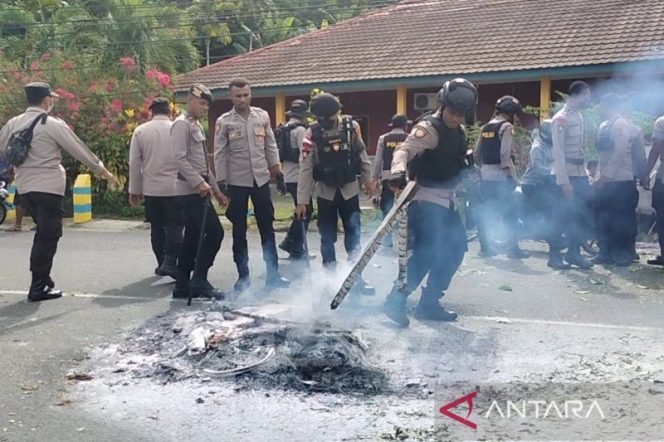 
 Aksi Blokade Jalan di Manokwari Berhasil Diredam Polisi
