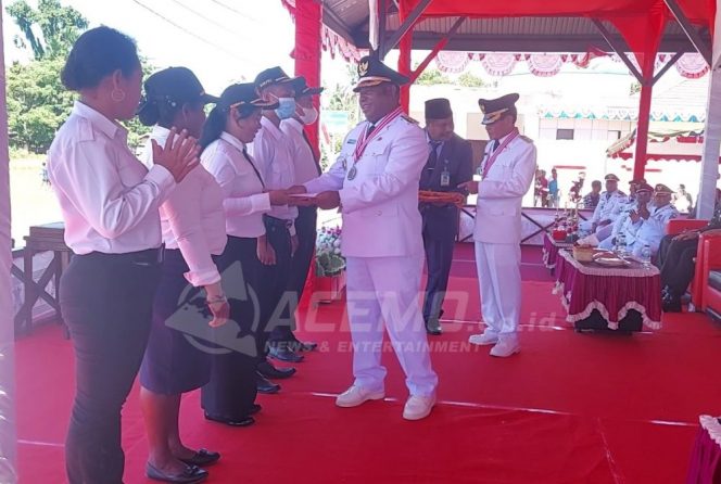 
 Momentum HUT ke-77 RI, Bupati Markus Waran Serahkan SK Guru PPPK (P3K) di Mansel