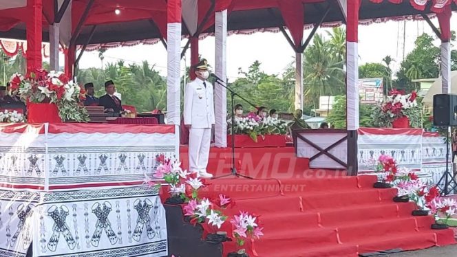 
 Wakil Bupati Wempi Rengkung Pimpin Upacara Penurunan Bendera di Kab. Mansel