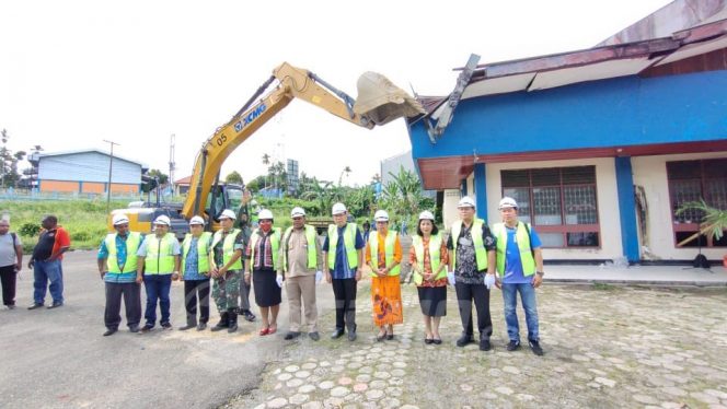 
 Bupati Hermus Indou Pimpin Pembongkaran Gedung Wanita Manokwari