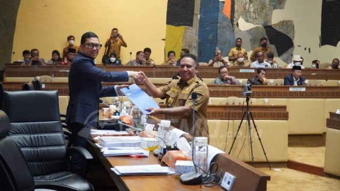 
 Pj. Gubernur Paulus Waterpauw Serahkan Naskah Akademik Pemekaran PBD Ke Komisi II DPR RI