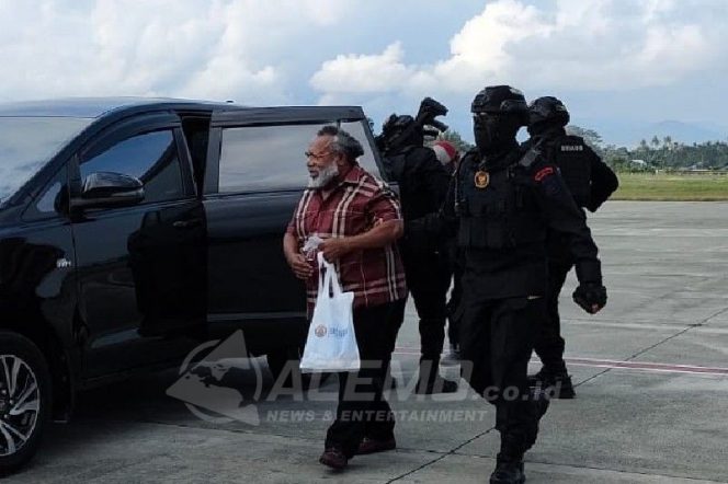 
 KPK Terbangkan Bupati Mimika ke Jakarta