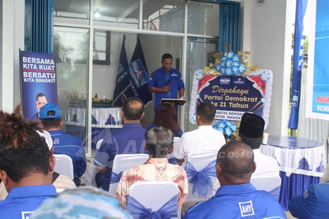 
 Ketua DPC Demokrat Manokwari Mondry Wattimena Saat Memberikan Sambutan pada syukuran HUT ke-21 Partai Demokrat (9/9/2022)