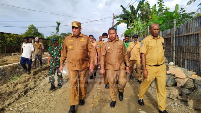 
 Pj.Gubernur bersama Pj. Walikota Sorong dan Dinas terkait meninjau banjir di kota Sorong beberapa waktu lalu ( sumber foto : kominfo papua barat)