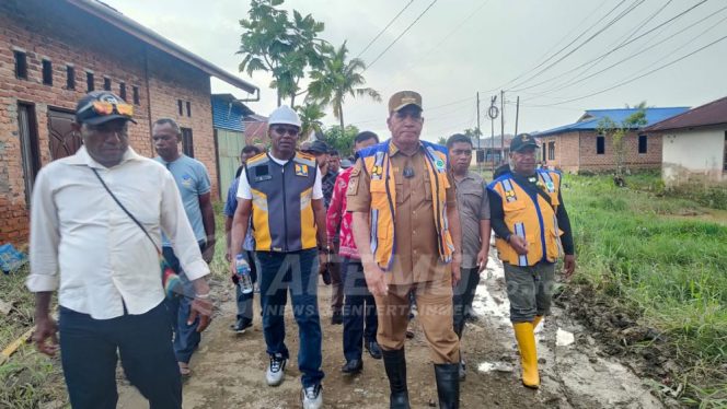 
 Pj.Gubernur Papua Barat Komjen Pol (purn) Paulus Waterpauw saat meninjau lokasi banjir di Sorong beberapa waktu lalu. (Sumber foto : Kominfo Papua Barat)