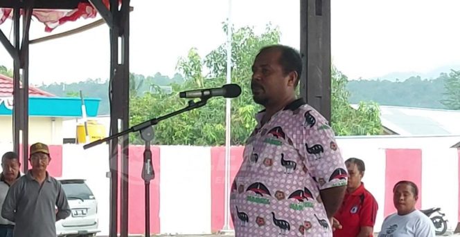 
 Asisten III Setda Kabupaten Mansel, Yakob Liklikwatil saat memberikan arahan dalam apel Jumat (9/9/2022) pagi.